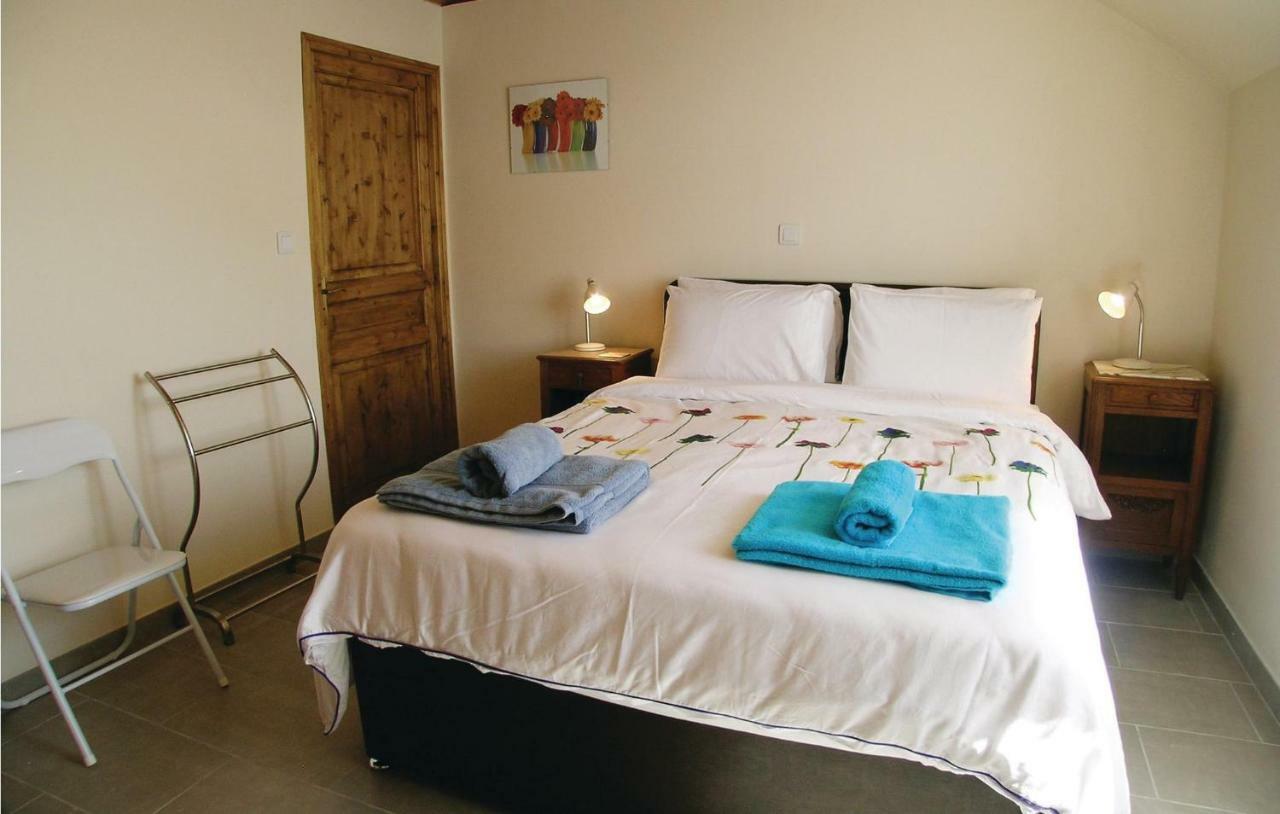Eight-Bedroom Holiday Home In Saint Dizier Leyrenne المظهر الخارجي الصورة